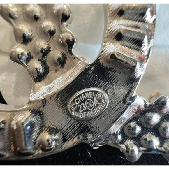 Chanel Interlocking CC Platinum Plated Baguette CZ Brooch Autumn 2023 (CCXX027) - Picture 5 of 5